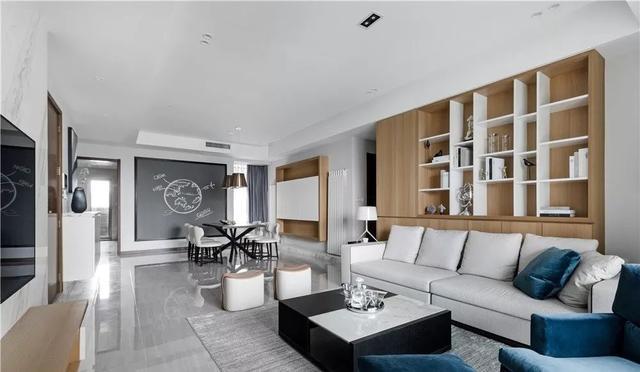 參觀同事新家，臥室背景墻這樣做收納柜，床頭柜都不用買了！