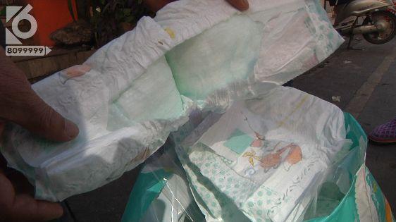 三个月大女婴纸尿裤内发现活虫，气愤家长找商家讨要说法