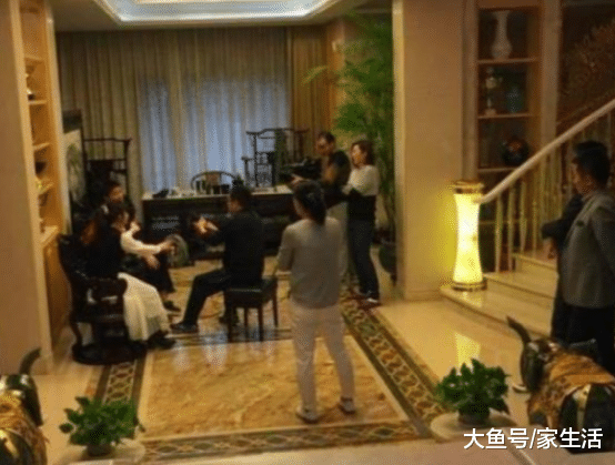 带你看看王楠住的豪宅，装修都用大理石地面，墙上挂满了书画