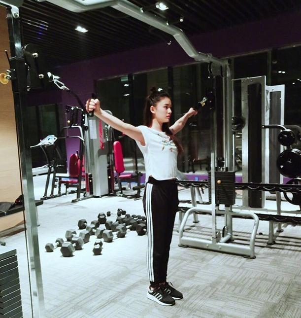 带你参观林允的豪宅，一家三口住一栋别墅，家里显得有点空旷了