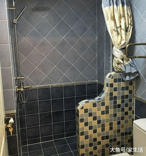 头一次见卫生间这样做干湿分离，成本低又美观，还装什么玻璃房