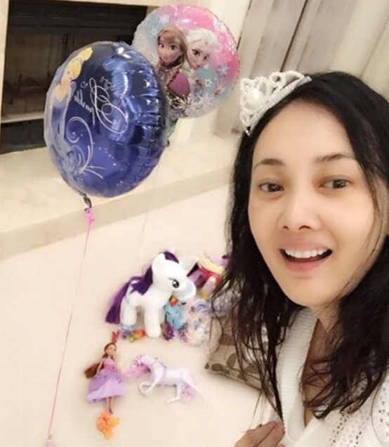 晒晒牛莉住的豪宅，客厅落地窗外是一片森林，仿佛住在世外桃源