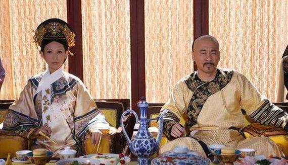 登临帝位，嘉庆仍被父亲监督，而后更是被逼去跪拜一九岁孩童的墓