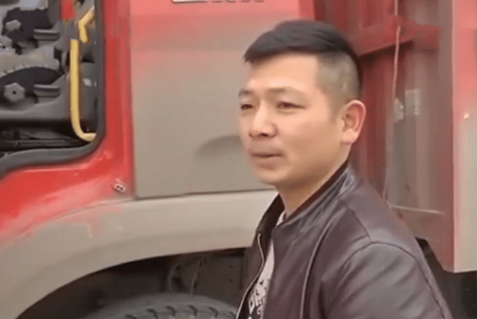 货车大哥每天辛苦赚钱，回家却被妻子赶出门：家里有另一个男人！
