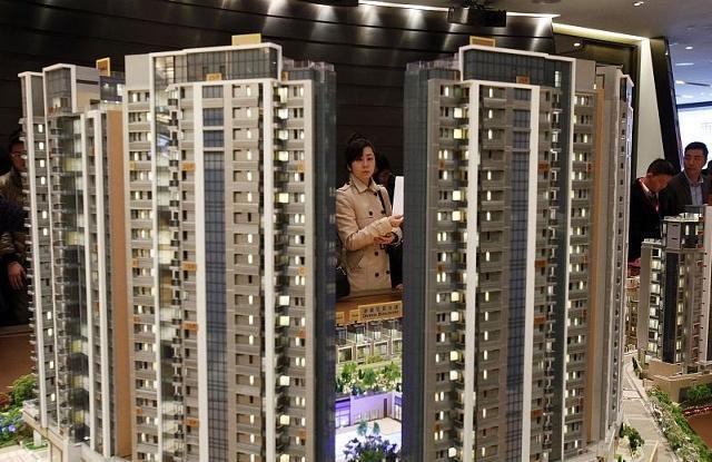 房价暂时涨不动，有楼盘从8千多降到5千，老业主要求退房或退差价