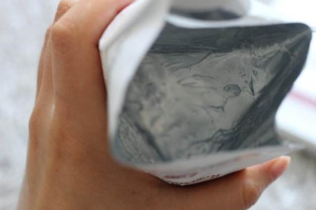 面膜 敷面膜，袋子中的“液体”要倒脸上吗？我总弄错，难怪敷完效果差
