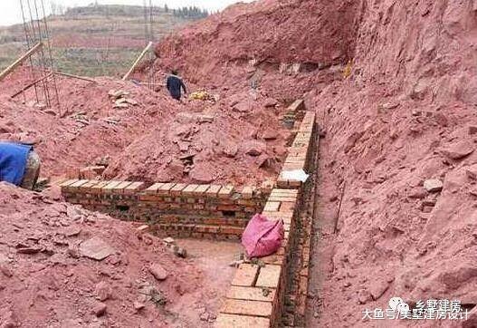 小伙建农村别墅, 包工头说打地基很重要, 施工时却说一套做一套?