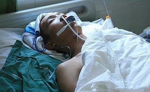29岁男子昏迷，抢救3小时，心梗离世，妻子哭喊：都是他自己作的