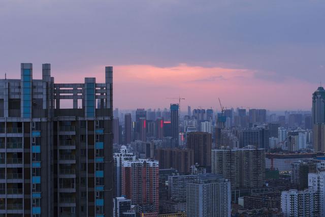 满城皆房, 遍地在建, 房子竟然令人百思不得其解地越盖越少了?