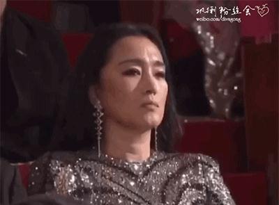 巩俐与女排队员合影站C位，因中国国籍引争议，惠若琪被打马赛克