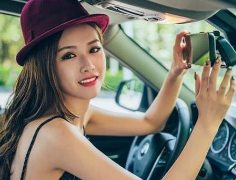 一半车主把后视镜下方闲置？太笨！聪明人天天用，倒车了如指掌