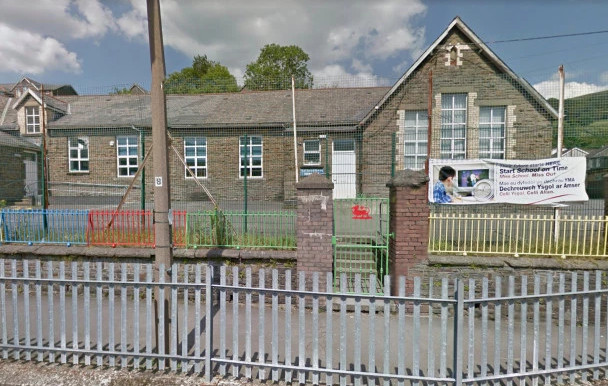 传说竟是真的！建筑工人在学校施工时赫然挖出一具神秘生物遗骸