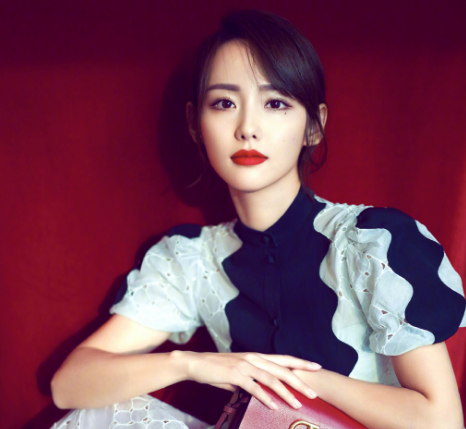 张嘉倪晒美照烈焰红唇造型