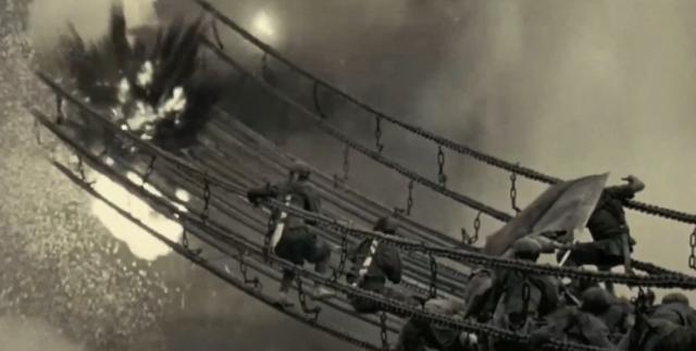 飞夺泸定桥时，敌军为何不炸掉桥链，只拆掉桥上的木板？