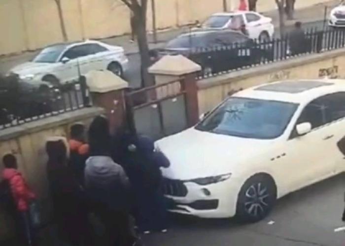 一輛蘭博基尼亂停車堵死小區大門，致使出行困難，老人憤怒砸車