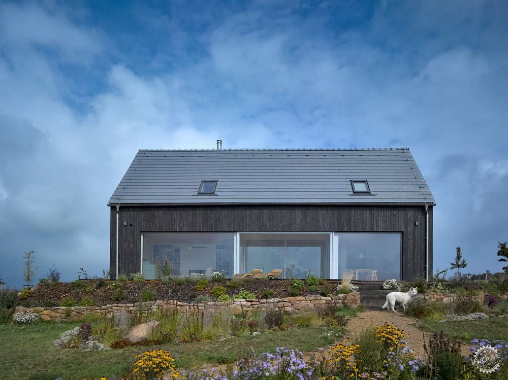 这是一座冬季花园里的山顶小屋