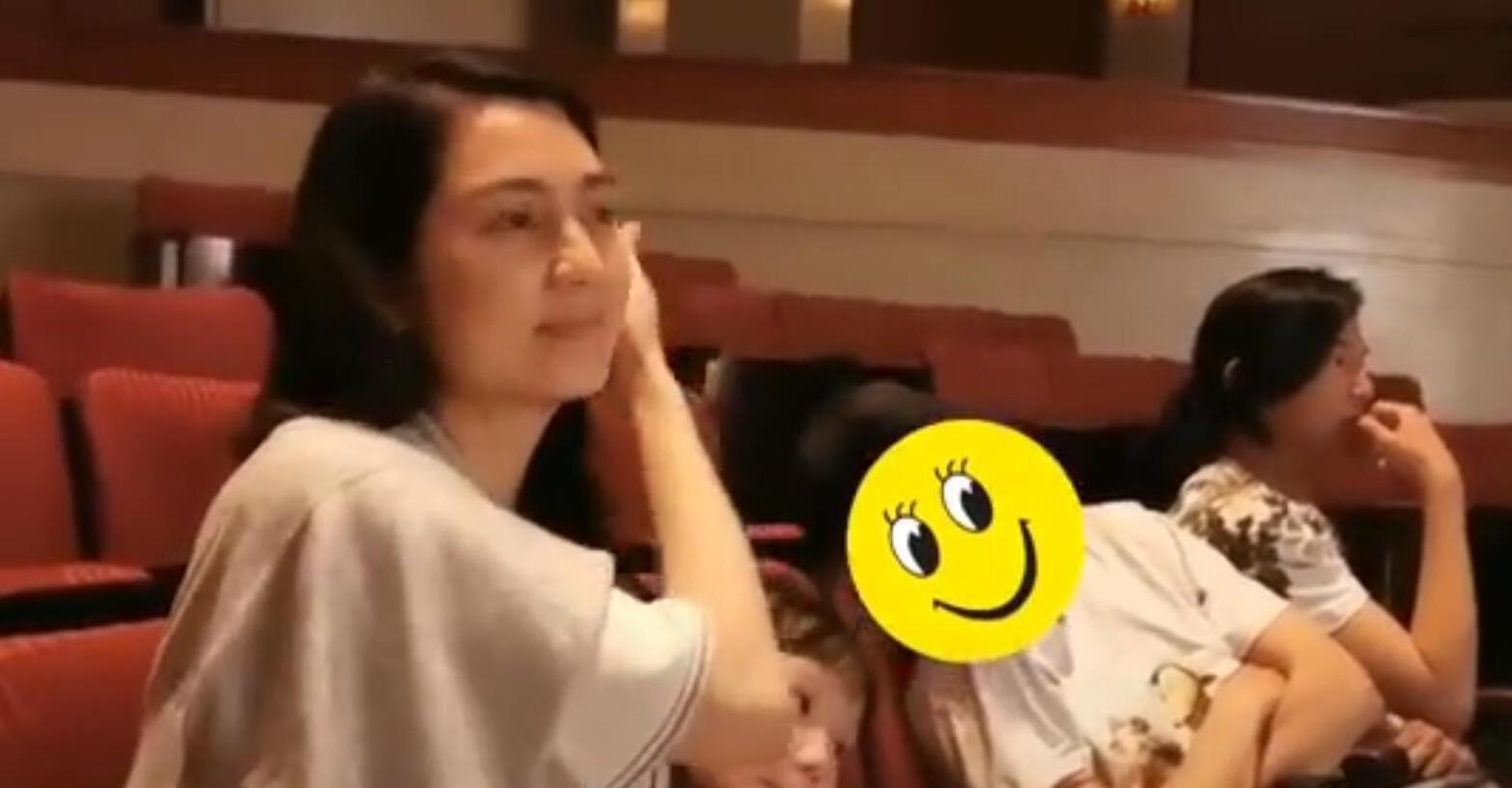 原谅张丹峰！洪欣偷偷晒幸福，带女儿练芭蕾，张丹峰在一旁观看