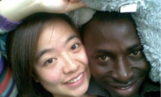 我国姑娘多选择黑人结婚，问其原因，她们娇羞的说黑人“厉害”