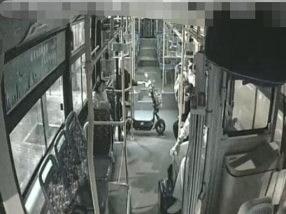 女乘客想把电动车“骑”上公交，司机劝阻无效只好报警……