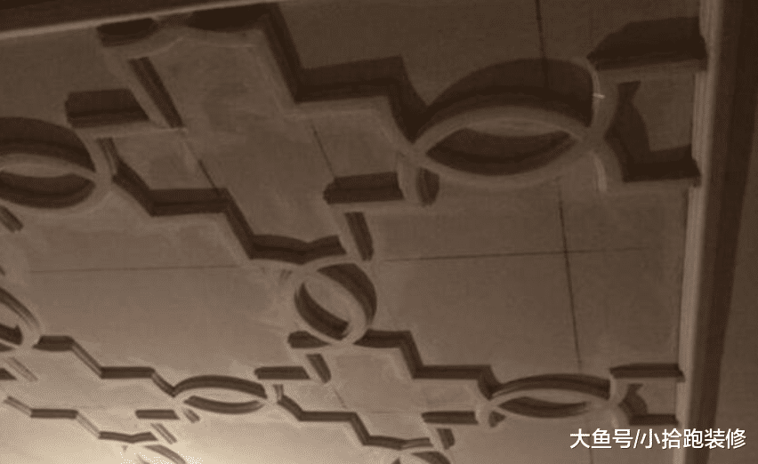 木工说吊顶加线条，还是用木线条比较好，可最后我真想拆了