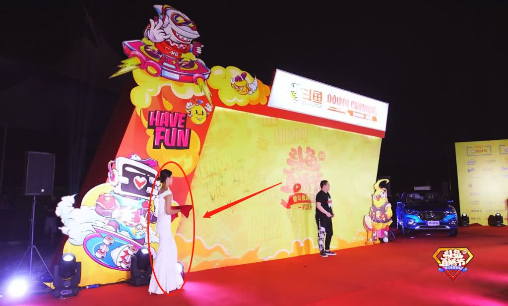 PDD嘉年华走红毯，签名后他的行为把礼仪小姐给”镇住了”！