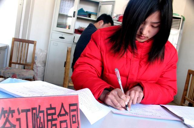 父母已过世，房产证是父亲的名字怎么过户？