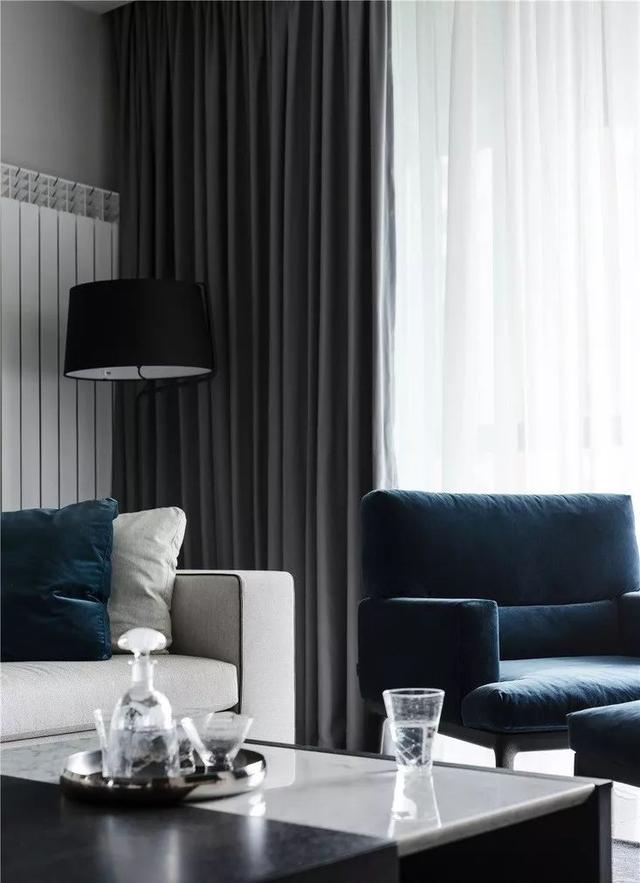 參觀同事新家，臥室背景墻這樣做收納柜，床頭柜都不用買了！