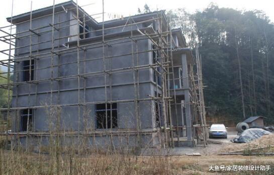 不挖地基直接做满堂红建三层别墅, 完工后成邻居们茶余饭后的笑话