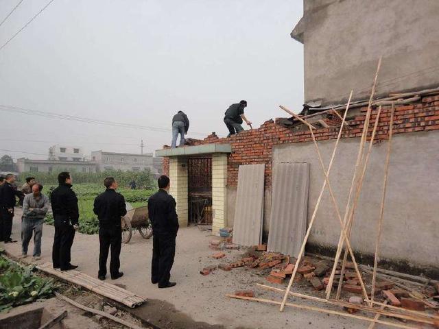 违法占地一律拆除，巨大资源浪费谁来担责？3类监管要追责问责了