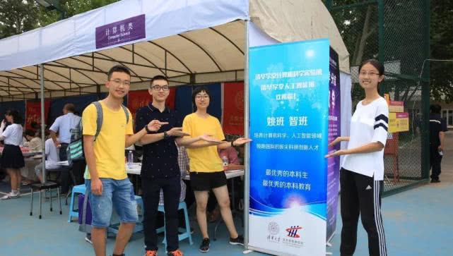 高考状元杨晨煜军训后晒黑，站在首位“风头”被抢，网友：都羡慕