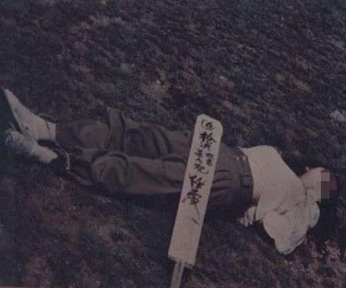 19岁少女被枪毙前突然张开嘴，旁人心生疑惑，行刑士兵却明白