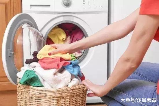 用洗衣机洗衣服切勿做这个动作，我现在才知道，衣服都白洗了！