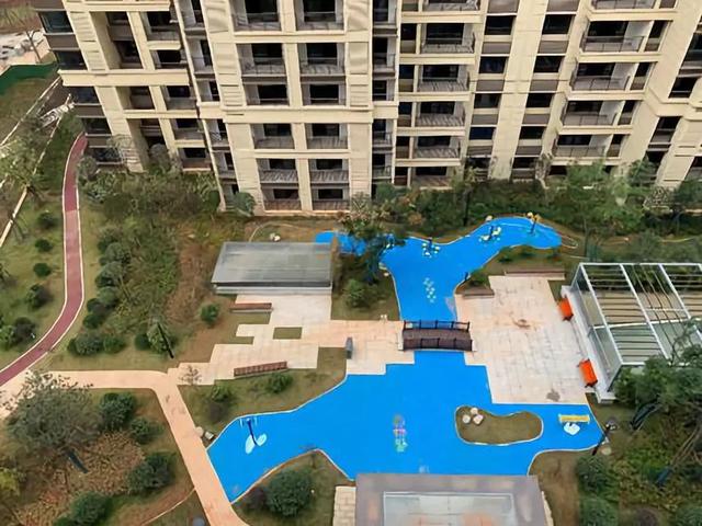 闹心的交房日！业主哭了！人工湖竟然是画的.......