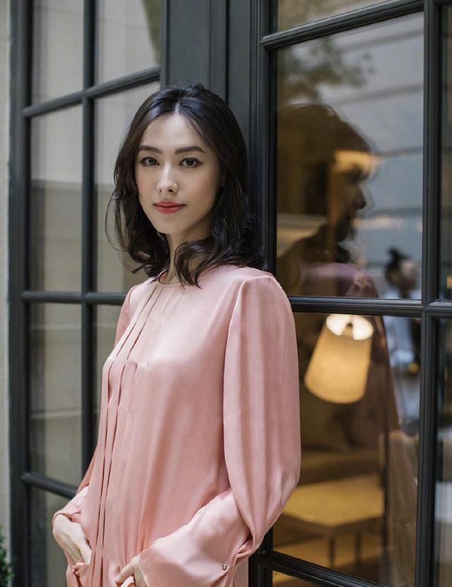 梁洛施身材、气质好女神，小香风外套配牛仔裤，哪像3娃的妈妈？