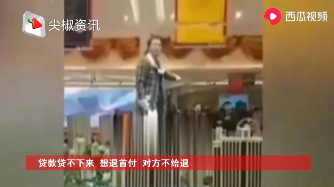 售楼处里一女子往自己身上倒汽油，啥原因对自己这么狠？