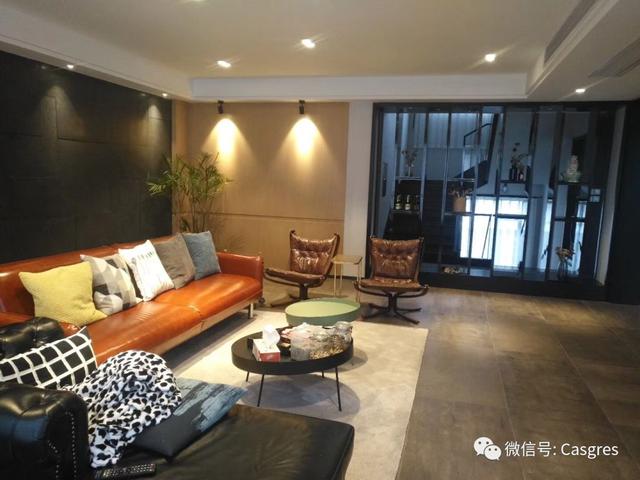 客厅只铺600*1200现代仿古砖，厨房浴室都铺瓷砖，邻居都说太好看