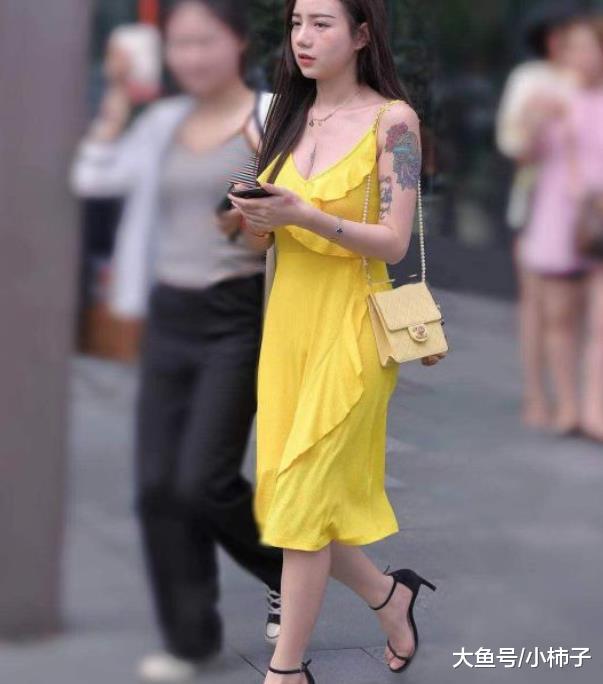 微胖小姐姐个头不高，但这身材看起来真不简单！