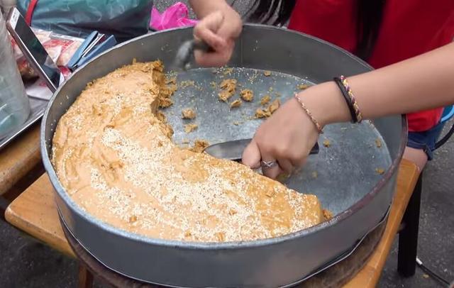 大姐路边卖这道“独特小吃”，小伙要一盆买，买后却尴尬了！