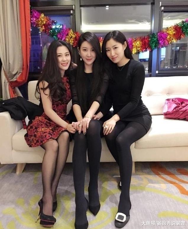 神仙颜值母女三人似姐妹，妈妈女儿难分辨！网友：太惊艳