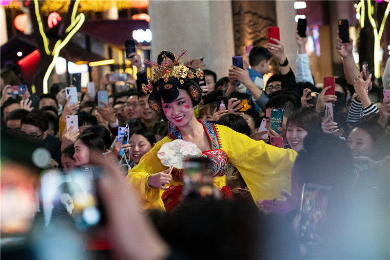 不夜城“不倒翁”小姐姐为何不牵男生的手，男朋友近照曝光，一目了然