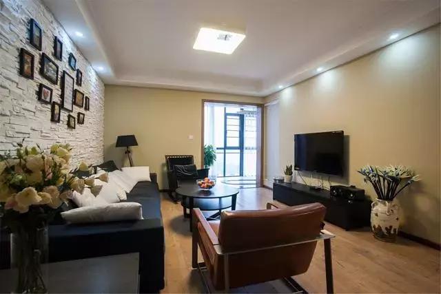 现代三居室装修，时尚温馨还带点小浪漫，阳台做衣帽间也挺好