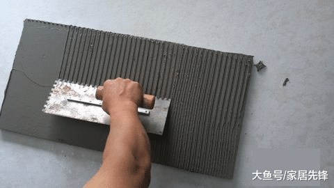 越来越多人不用水泥贴瓷砖了，如今都用它来代替，省钱又实用