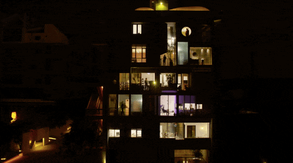 她改造了一个旧车间, 6个老友住在一起, 过起了“无界生活”