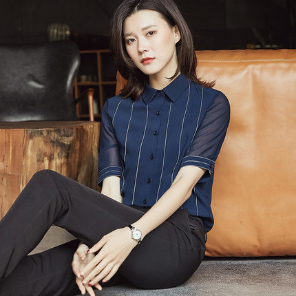 女人过了35，少穿裙子，多穿这样的上衣！显高贵、提气色