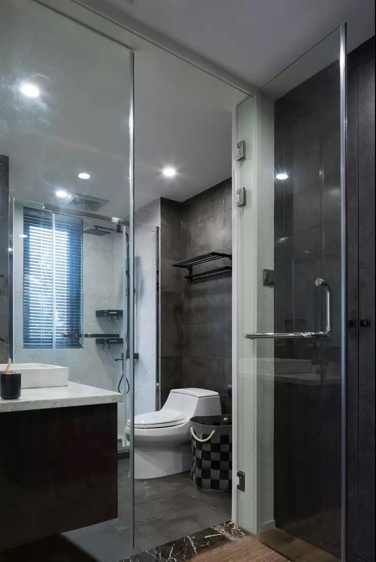 现代黑白灰，七月的风，八月雨，卑微的我喜欢遥远的你。