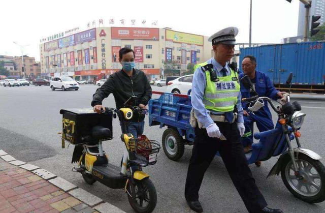 先禁摩托又禁电动车，普通老百姓如何出行！专家的方案惹民愤