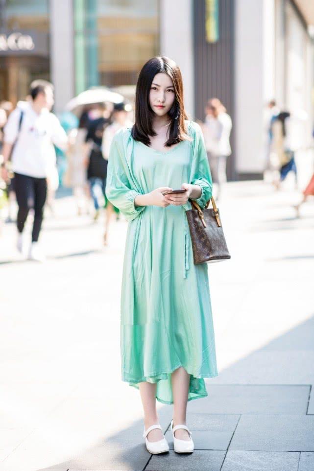 街拍：小姐姐蓝色连衣裙简约潇洒又大方，显气质又不失女人味