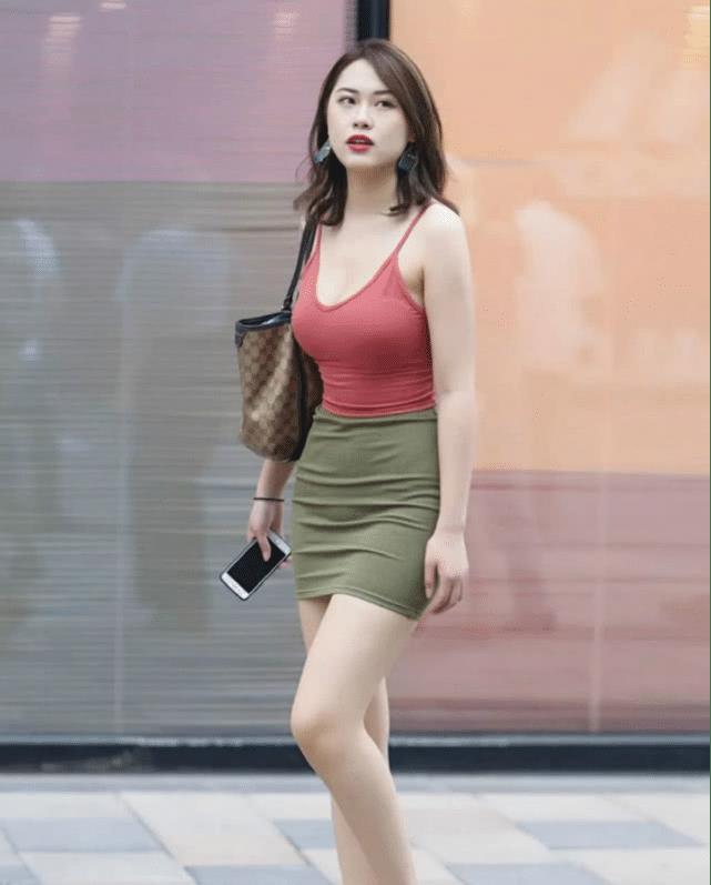 街拍：“无痕裙”女神，这身材你服气吗？