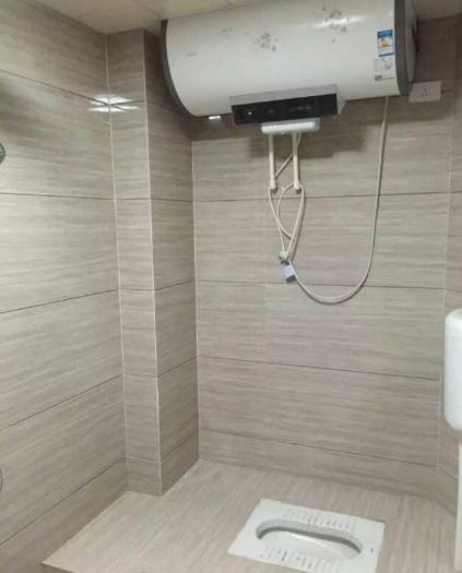 头一次见卫生间热水器不挂墙上，这样放太聪明，“好看”又不占地
