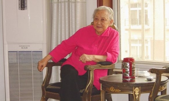 102岁姥姥告诉我：药店“平价药膏”每天5秒钟，黄褐斑、雀斑都拜拜！